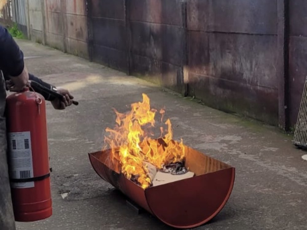 Práctica de uso de extintor con fuego controlado