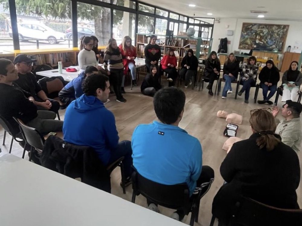 Capacitación de primeros auxilios con maniquíes de RCP y DEA